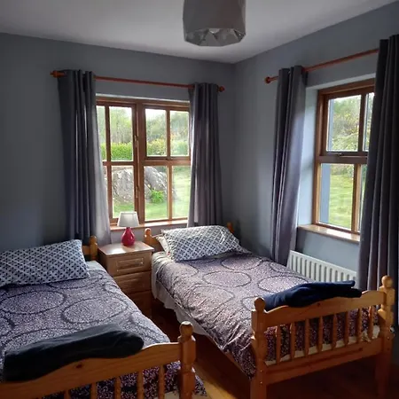 Cosy Cottage, Near The Sea, Glengarriff. Daire